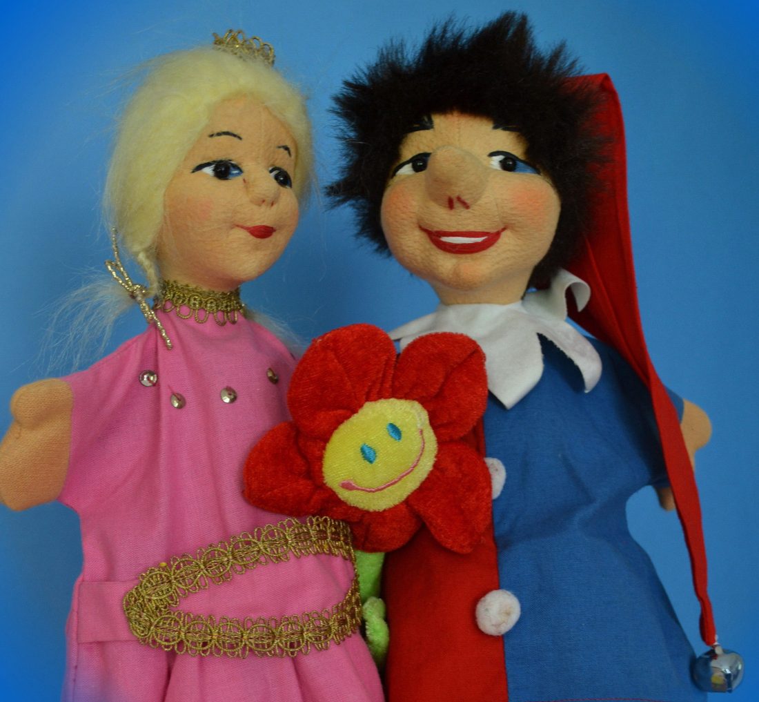 Prinzessin und Kasperle mit einer lachenden Blume – ein eingespieltes Team.